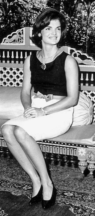 AmericasClassicBeauties_Jacqueline_Kennedy_in_India_1962-453x1024