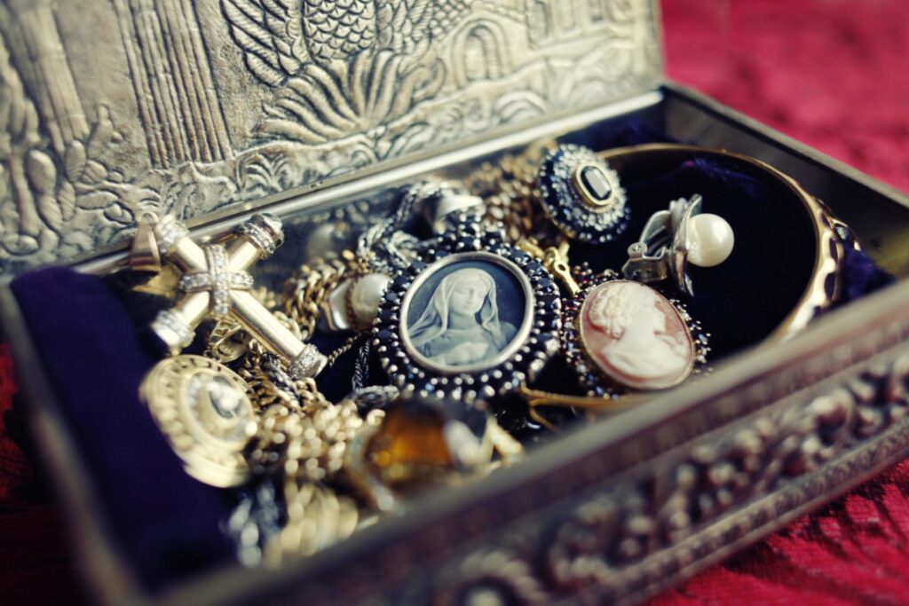 Box of antique jewelry